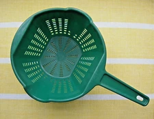 Vintage 8" Arrow #4 Green Plastic Handheld Colander Food Strainer EUC