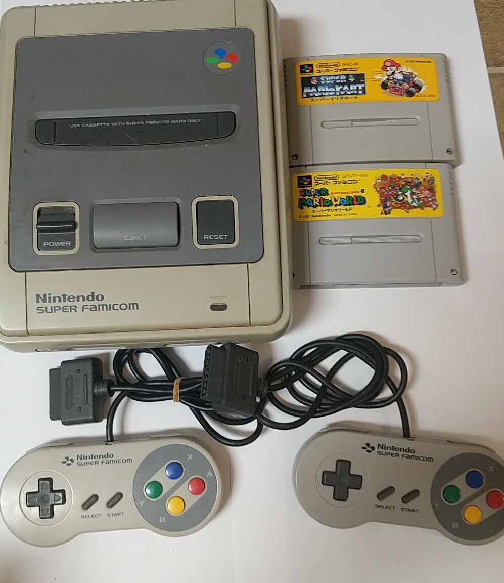 Nintendo Super Famicom Console + 2 Marios + 2 Controllers - HVC