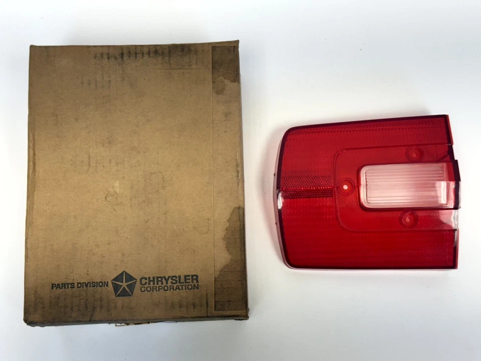 Lámpara de luz trasera izquierda Plymouth Belvedere Satellite GTX 1968 lente roja 2809149 nuevo en stock Foto 3 de 4