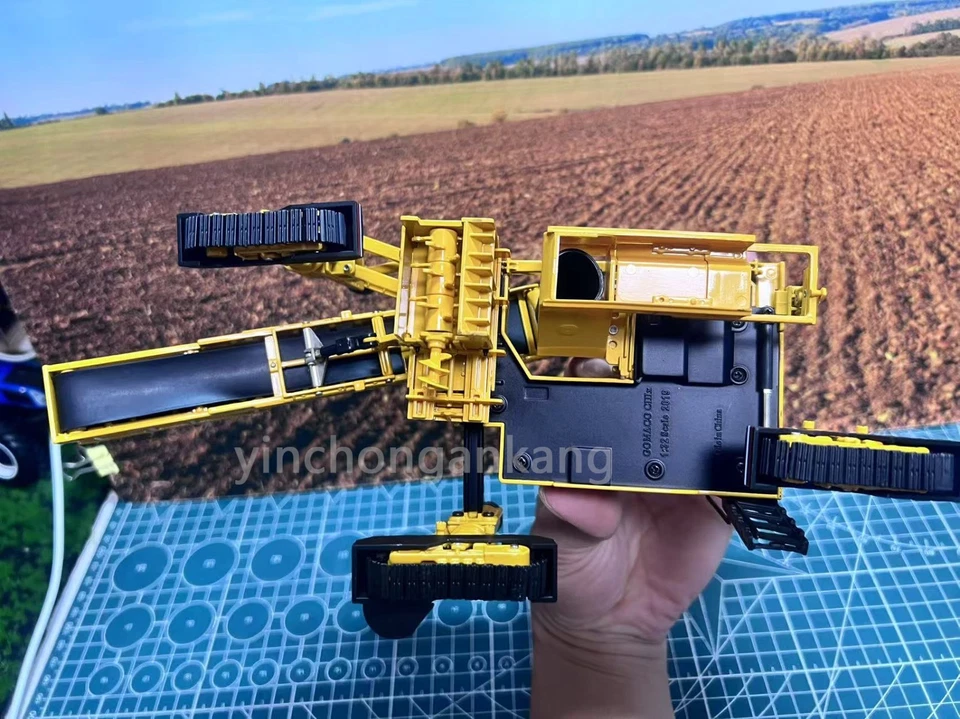 GOMACO COMMANDER III Concrete Paver Curb Machine 1 :32 scale diecast model - Image 4 of 4