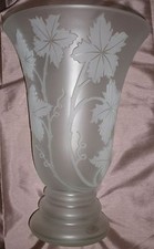 VIANNE immense vase tulipe sur piédouche verre dépoli Décor vigne vierge 38,5 cm