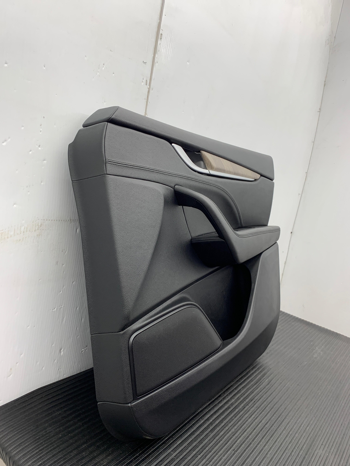 2017 - 2020 MASERATI LEVANTE OEM FRONT RIGHT DOOR TRIM PANEL | BLACK LEATHER