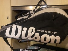 borsa tennis Wilson con tracolla e maniglia a mano nera scritte bianche 