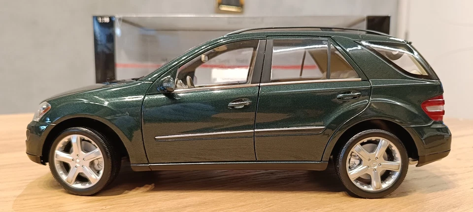 MINICHAMPS - MERCEDES BENZ ML - W164  2005 - 1:18 GREEN MET. - #081253 - RARE! - Immagine 2 di 4