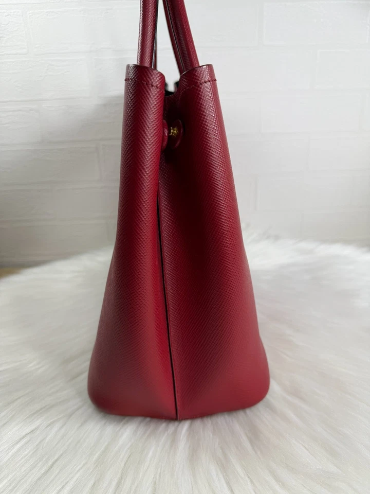 Auténtico bolso de hombro de cuero PRADA Saffiano rojo dorado herrajes con correa Foto 3 de 4