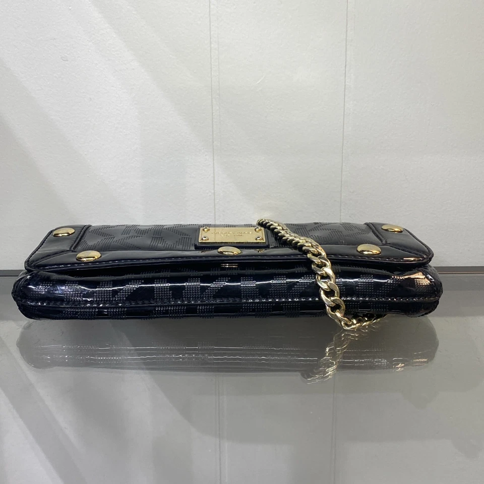 Bolso de mano Michael Kors Delancy de charol negro usado con correa de cadena dorada Foto 4 de 4