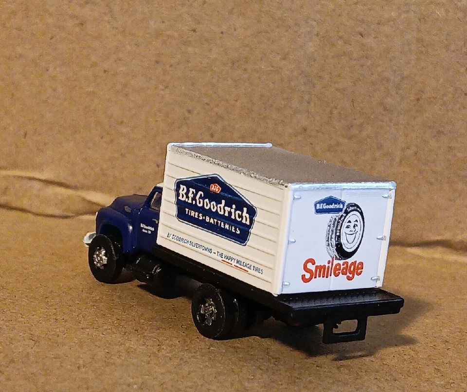 Classic Metal Works 1954 Ford B.F. Goodrich caminhão caixa escala N - Imagem 2 de 4