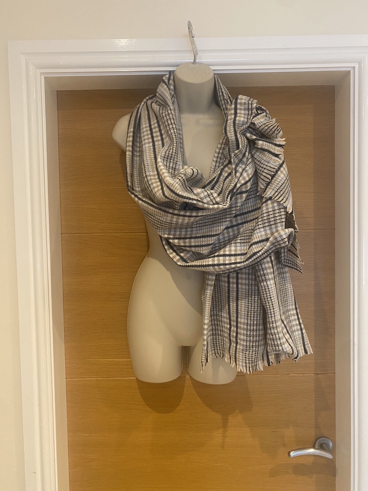 Primark Ladies Grey Checked Chunky Knit Long Frayed Scarf 70in X 28in image 7