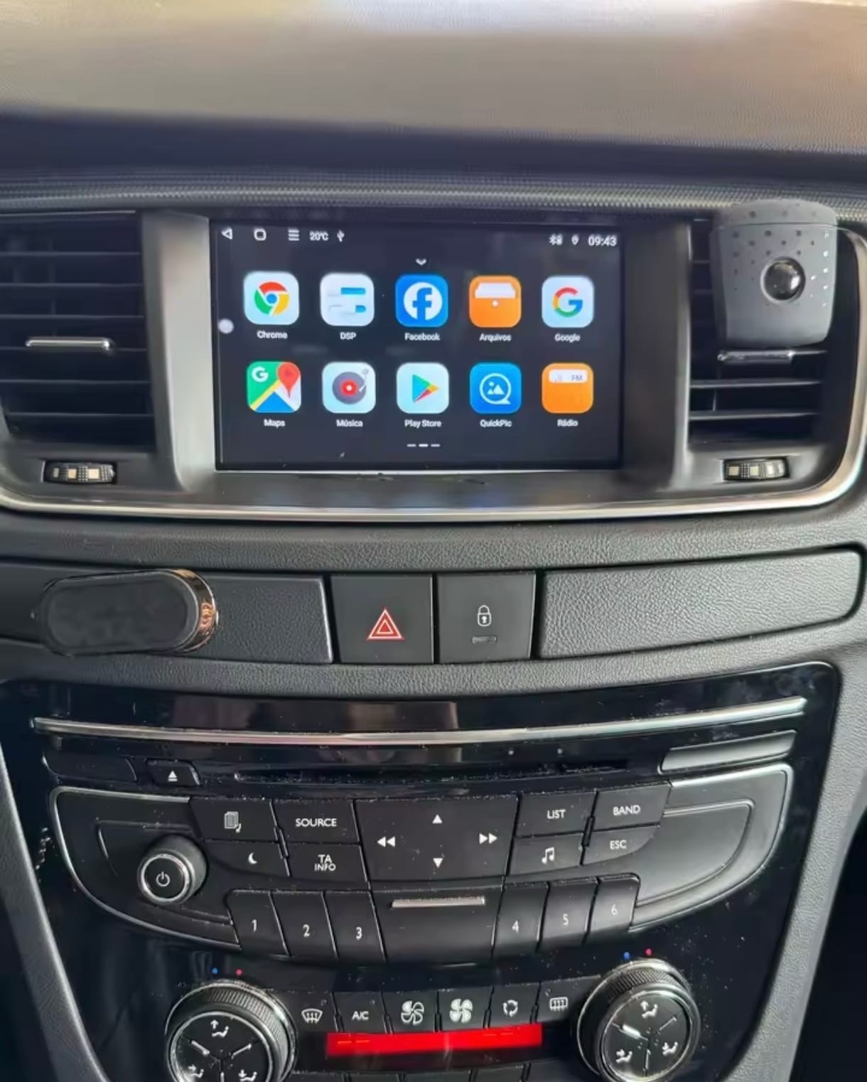 CarPlay Peugeot pour remplacer le GPS d'origine obsolète par un écran connecté