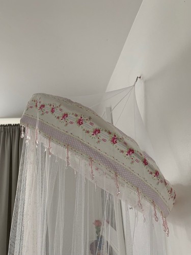 Beautiful Childrens Droplet & Floral Trimmed Net Canopy - Picture 9 of 12