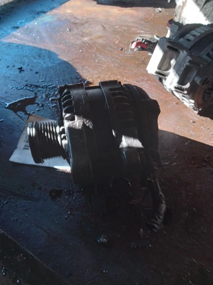 Used Alternator fits: 2007 Toyota Rav4 100 amp 6 cylinder 2GRFE engine Grade A Foto 2 de 4