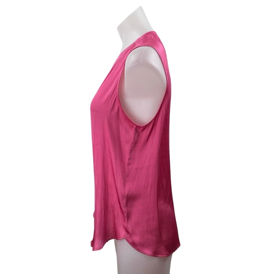 Blusa regata feminina Banana Republic rosa cetim sedoso sem mangas gola V tamanho P - Imagem 2 de 4