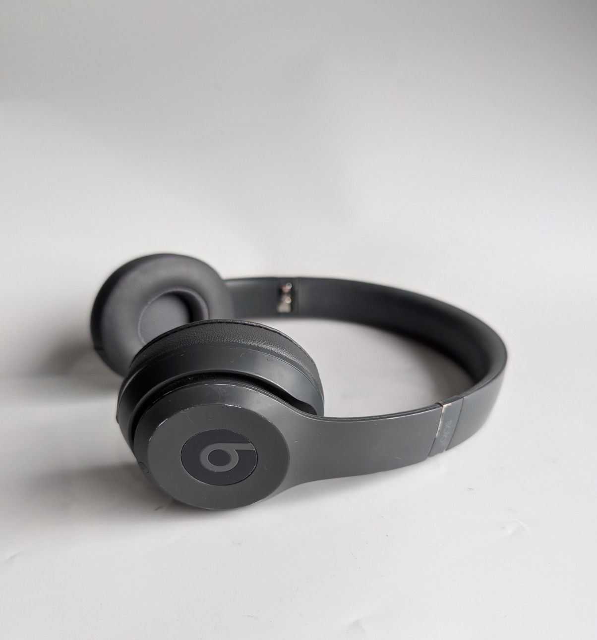 Beats by Dr. Dre Solo3 Wireless On the Ear Headphones - Asphalt Gray