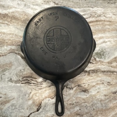 Griswold No. 7  Cast Iron Round Frying Pan Skillet 
