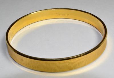 Signierte TRIFARI KRONE Goldfarbene Laser-Cut 2 1/2'' D X 3/8'' Breit Armreif