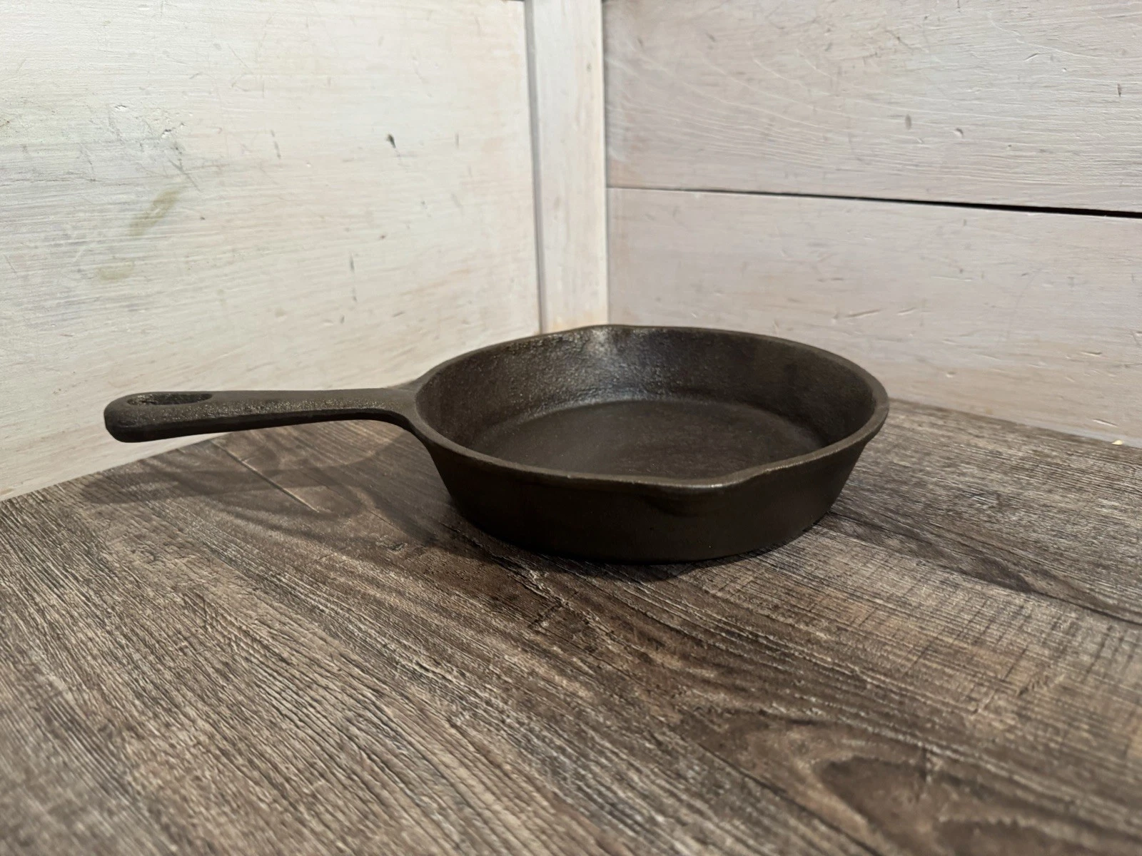 VINTAGE UNMARKED 7.25” CAST IRON SKILLET NO. 5 Double Spout Heat Ring
