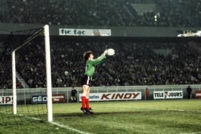 Jeanluc Ettori Of France During International Friendly 1980 OLD SOCCER PHOTO 6