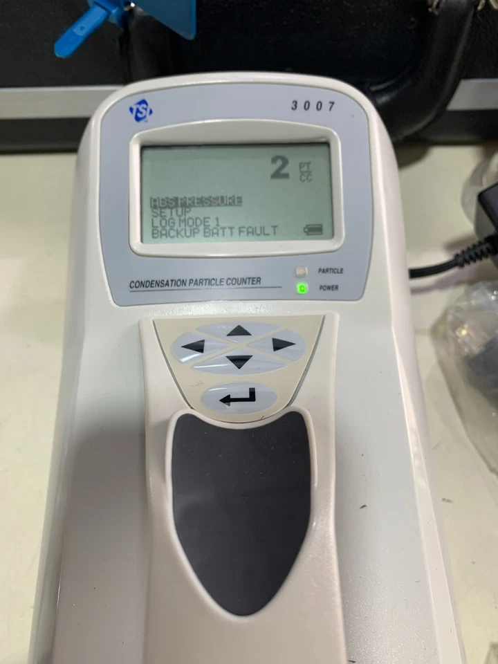 CONTADOR DE PARTÍCULAS DE CONDENSACIÓN PORTÁTIL MODELO 3007 CON ESTUCHE RÍGIDO - USADO #2 Foto 3 de 4