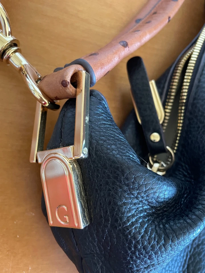 G.I.L.I. Bolso de hombro Hobo Weekender de cuero negro con detalles de borla negra grande Foto 4 de 4