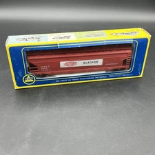AHM 5395F Dupont Centre Flow Covered 4 Bay Hopper DUPX 60004 HO Scale Alathon