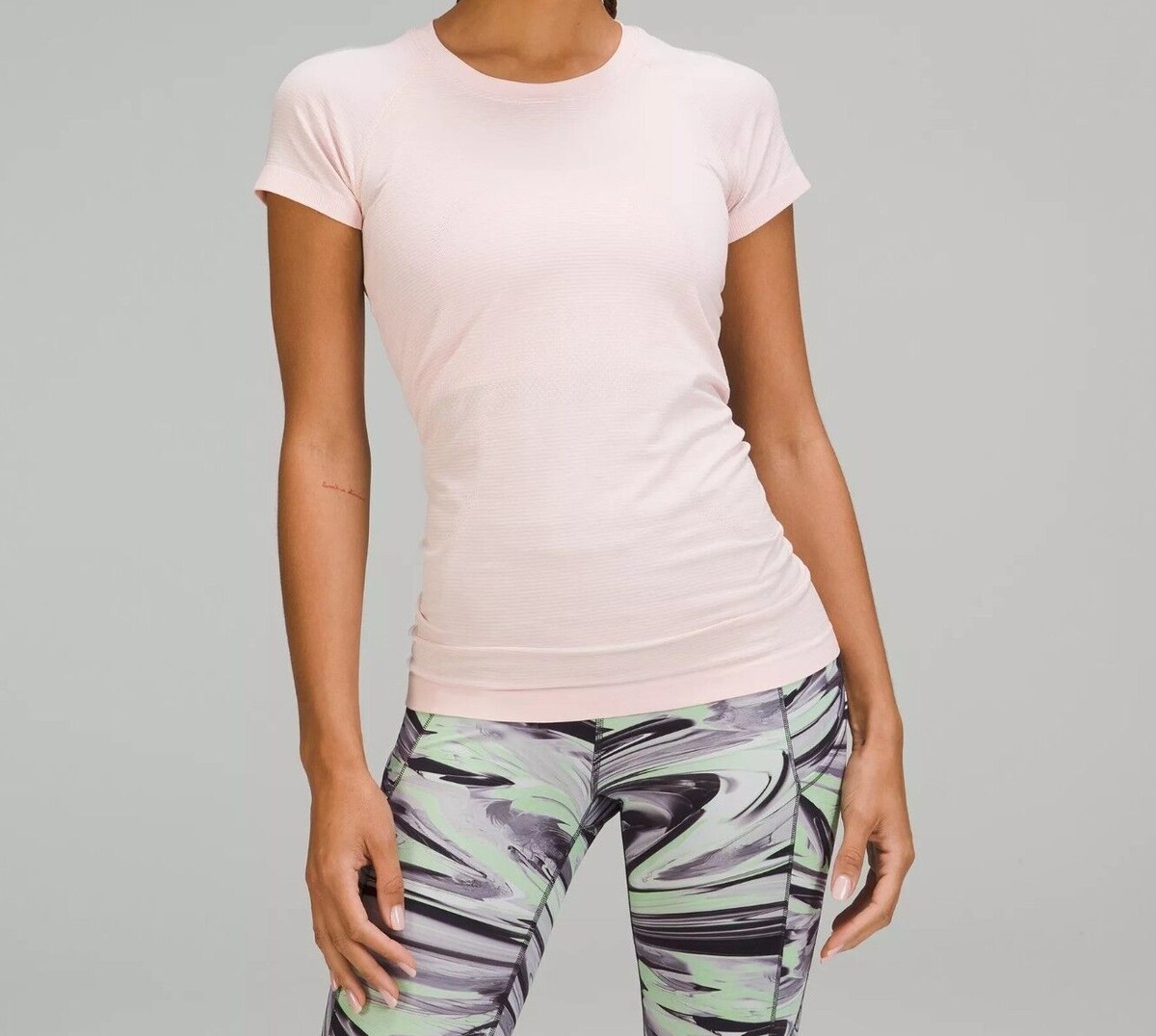 lulu lemon　Swiftly Tech size2　NYC限定　美品 Lululemon Swiftly Tech Long Sleeve Shirt 2.0 *Race Length