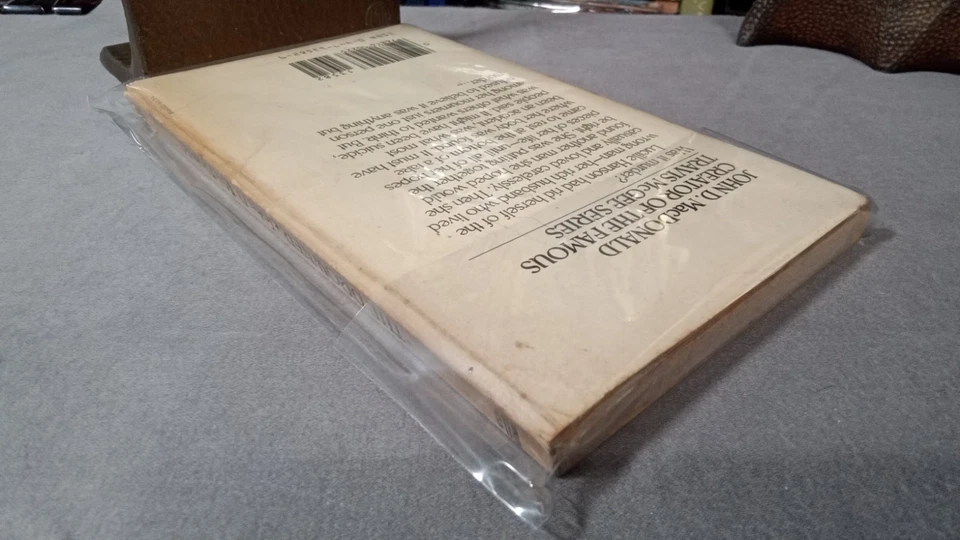 The Drowner by John D. MacDonald - 1963 Vintage Fawcett Gold Medal Paperback GGA Foto 4 de 4