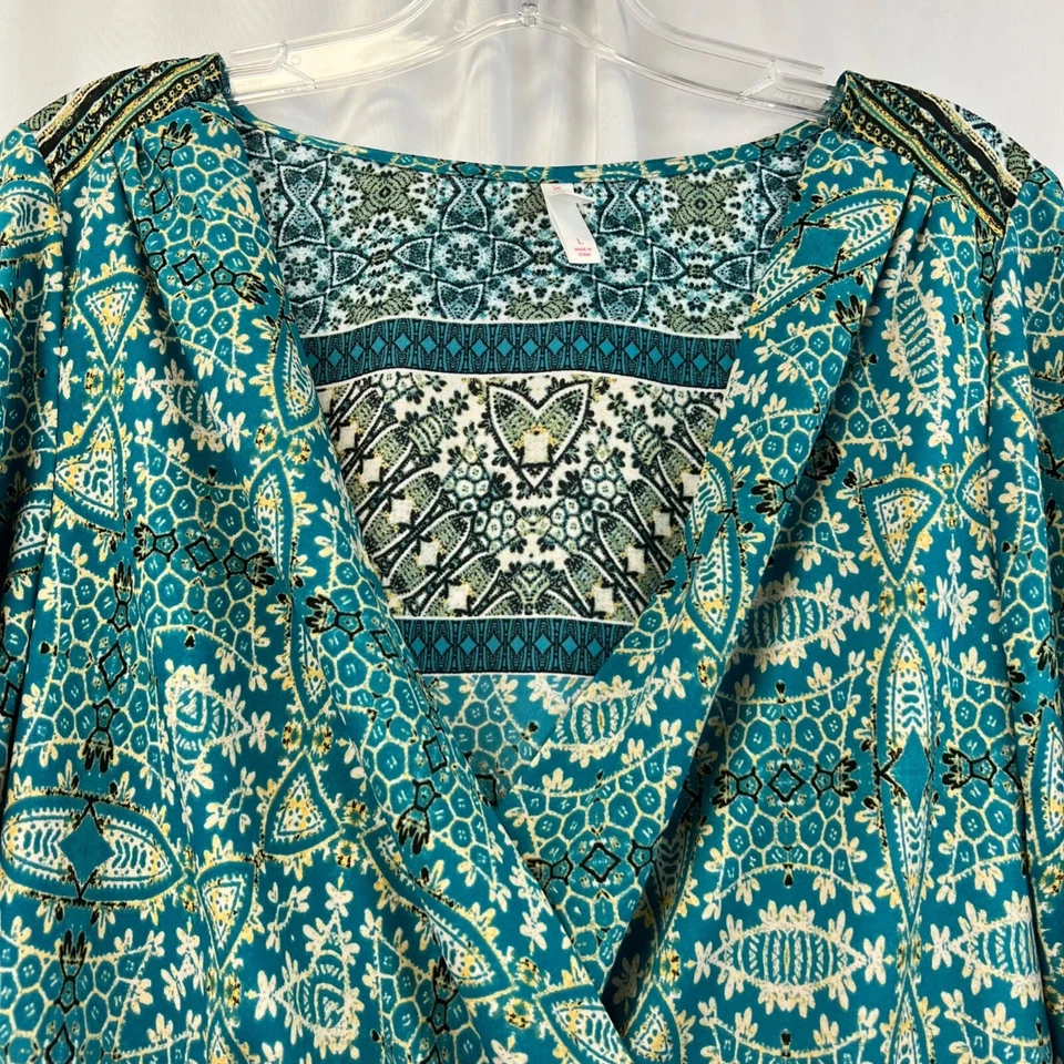 Mameluco multicolor Xhilaration para mujer cuello en V manga campana 3/4 L Foto 3 de 4