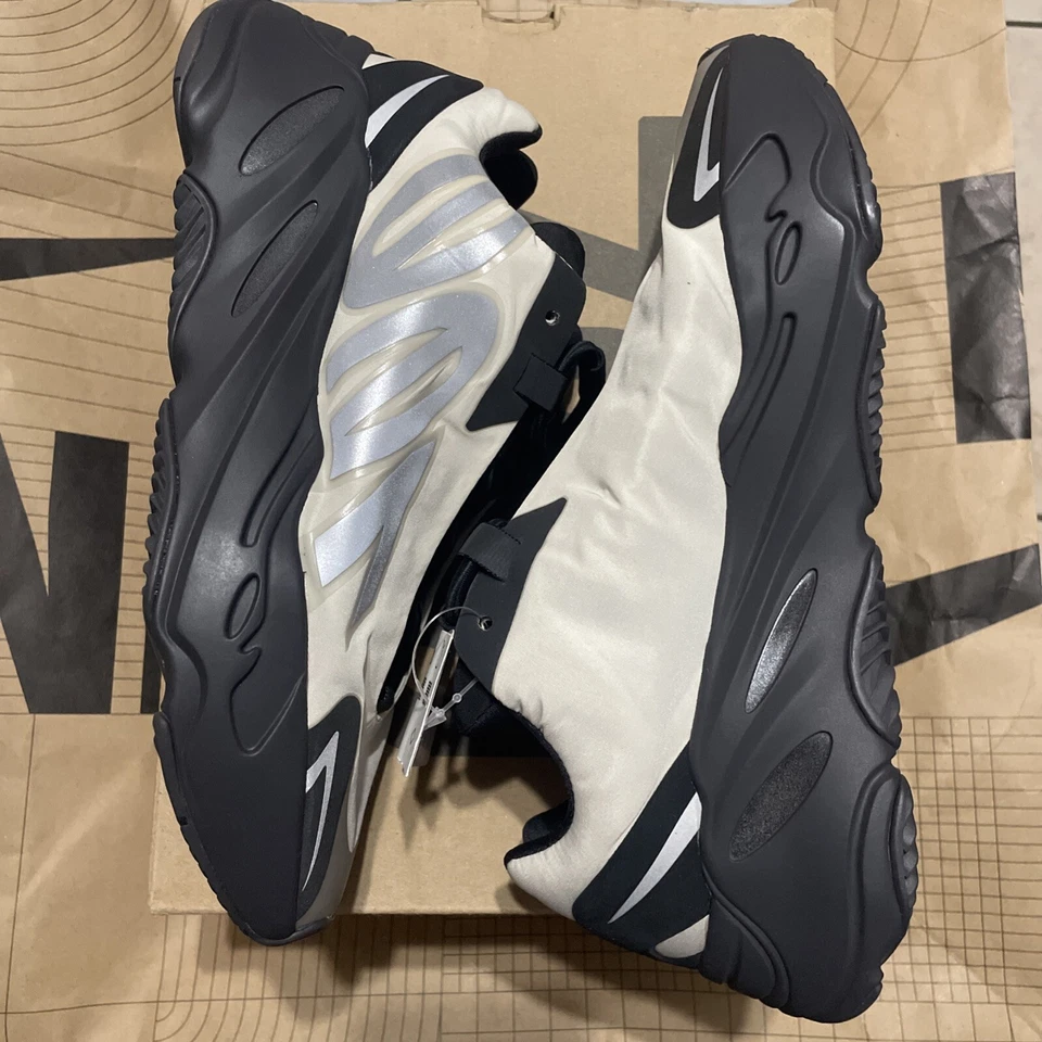 Talla 8.5 - Adidas Yeezy Boost 700 V1 MNVN Negro Foto 2 de 4