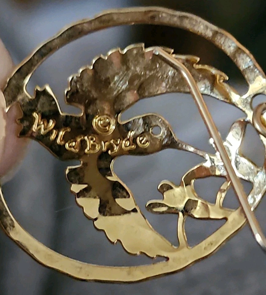 Pendientes colgantes colibrí enchapados en oro Wild Bryde Foto 4 de 4