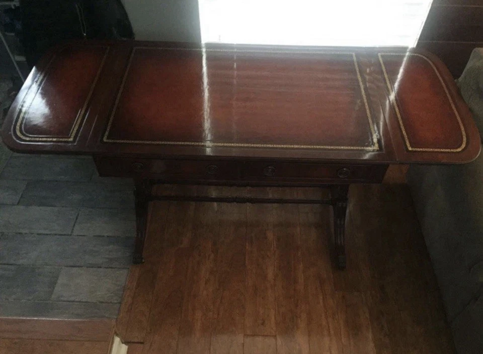 Antigua mesa de escribir estilo superior de cuero caoba Regency. Foto 2 de 4