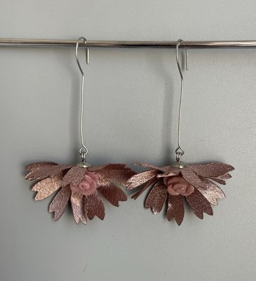 Minimalistische Ohrhänger mit geschnitzten Rosen aus natürlichem Rhodonit und Stahl