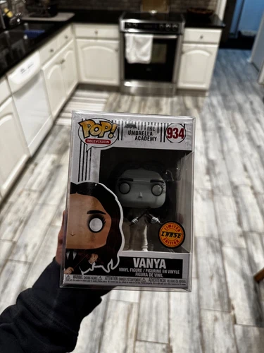 Funko Pop! Umbrella Academy #934 Vanya Chase *NEW *Protector