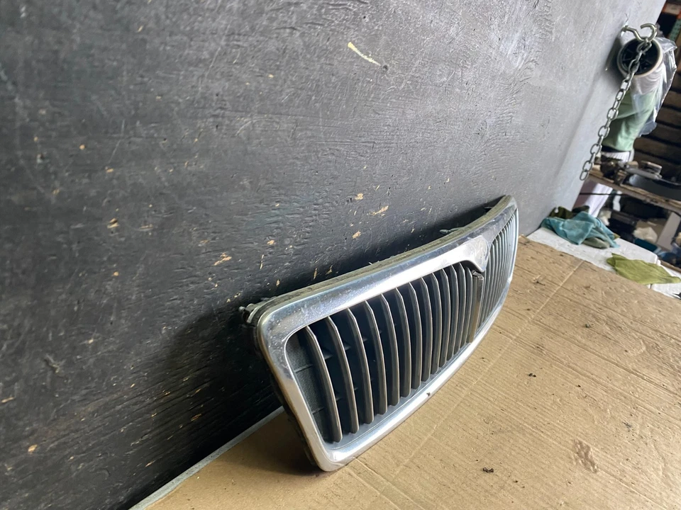 Parrilla superior delantera Infiniti i30 1996 a 1999 OEM T3967 DG Foto 3 de 4