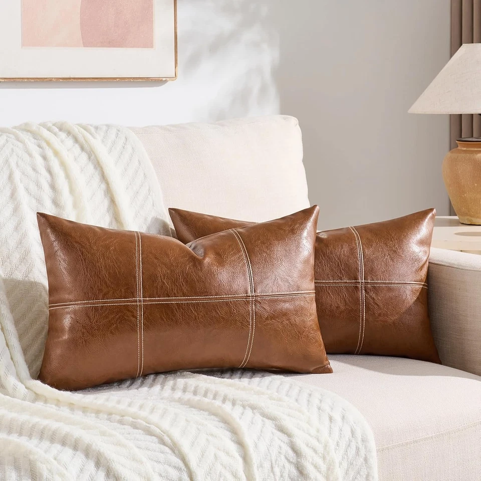 Elegante paquete de 2 fundas de almohada de cuero sintético lumbar a cuadros marrones para hogares elegantes Foto 3 de 4