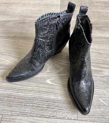 Women’s Size Gianni Bini Embossed Western Black Ankle Boots Shoes