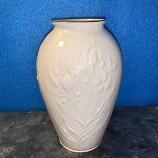 Lenox  Masterpiece Vase White Gold Leaves 7.5” High