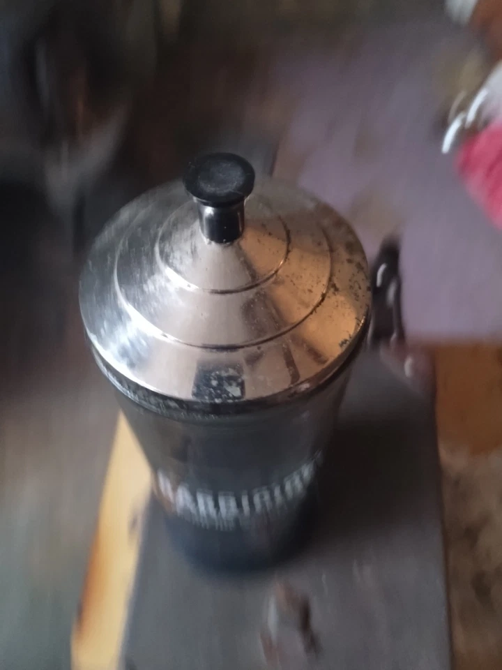 Tarro desinfectante de barbicidas. Es Foto 3 de 4