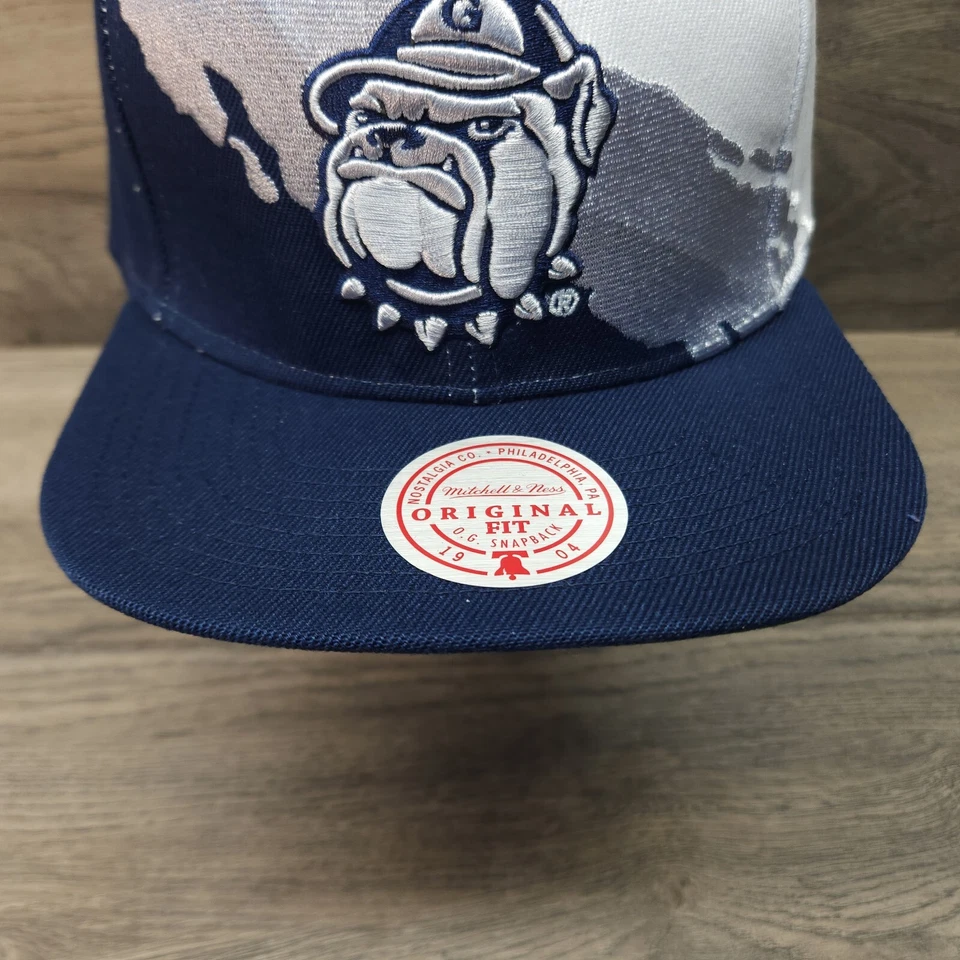 Chapéu Georgetown Hoyas Mitchell And Ness pincel respingo Snapback branco azul - Imagem 2 de 4