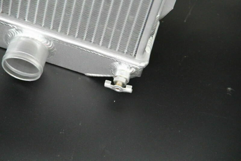 Radiador Chevy 60-65 Impala Biscayne 64-65 Chevelle Malibu con cubierta y ventilador de 16" Foto 2 de 4