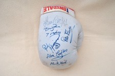 Henry Cooper & 7 other Boxers  SIGNED EVERLAST BOXING GLOVE with FREE POSTAGE