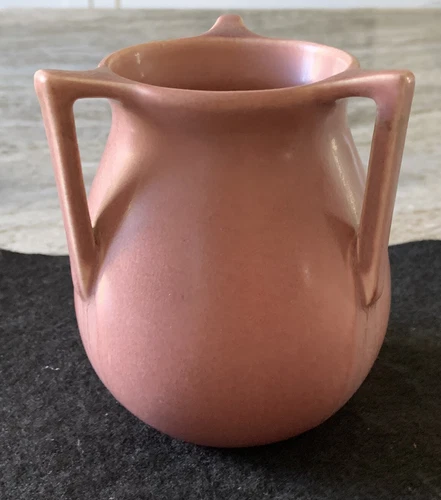 1923 ROOKWOOD POTTERY 3 HANDLE BUTTRESS VASE IN PINK DRIP MATTE GLAZE MINT COND