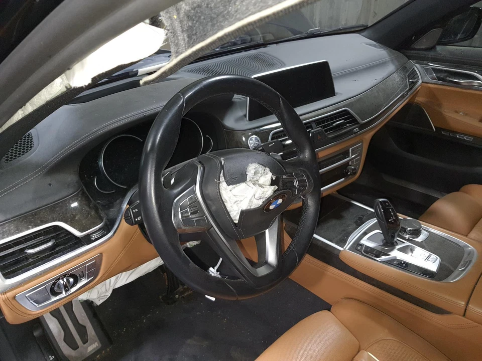 2016-2020 BMW 750i Black Steering Wheel w/Cruise Control & Paddle Shifters - Imagem 2 de 4