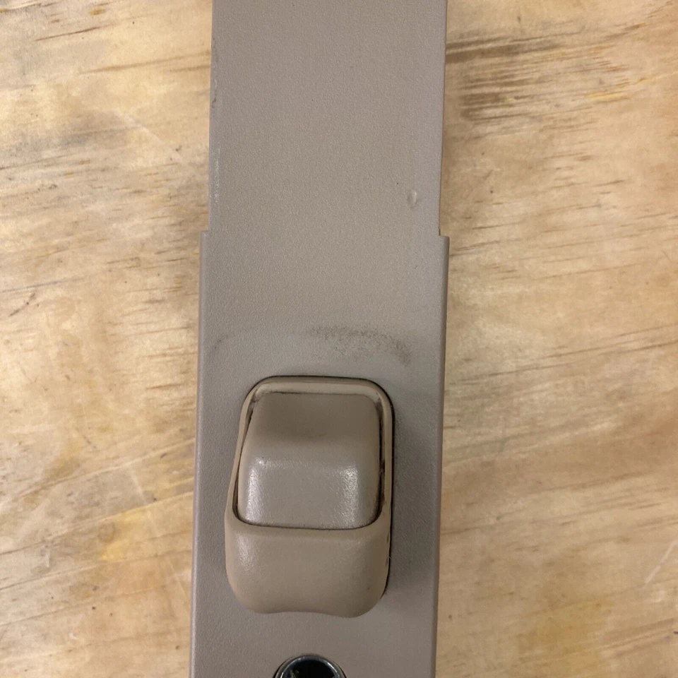 Ajustador de altura del cinturón de seguridad delantero del lado del conductor 98-02 Lincoln Continental sedán Foto 3 de 4