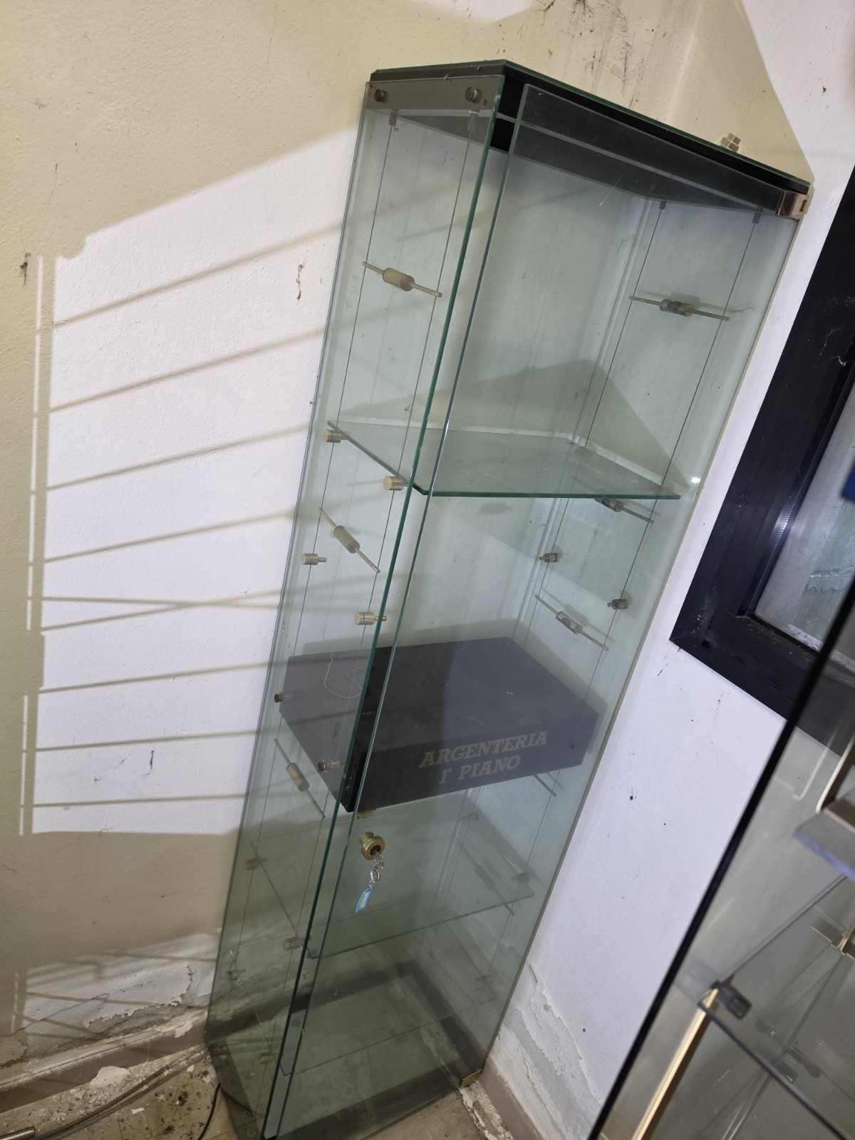 SHOWCASE TABLE DISPLAY very good condition