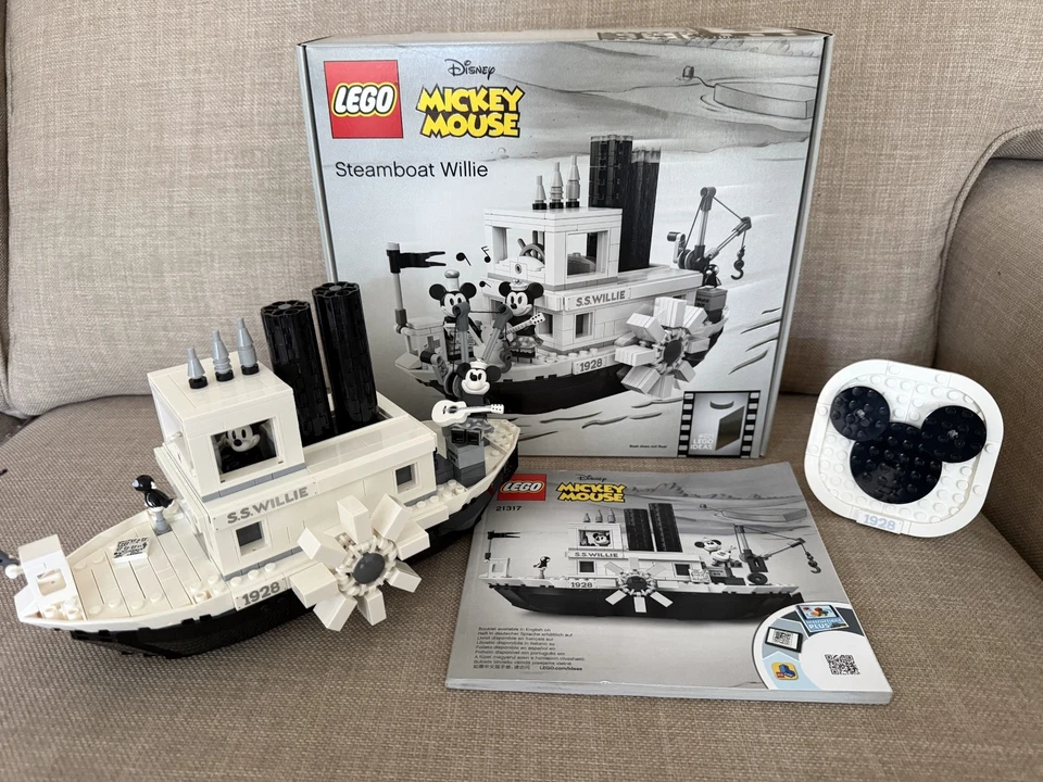LEGO Ideas 21317 Steamboat Willie, photo 1 of 5