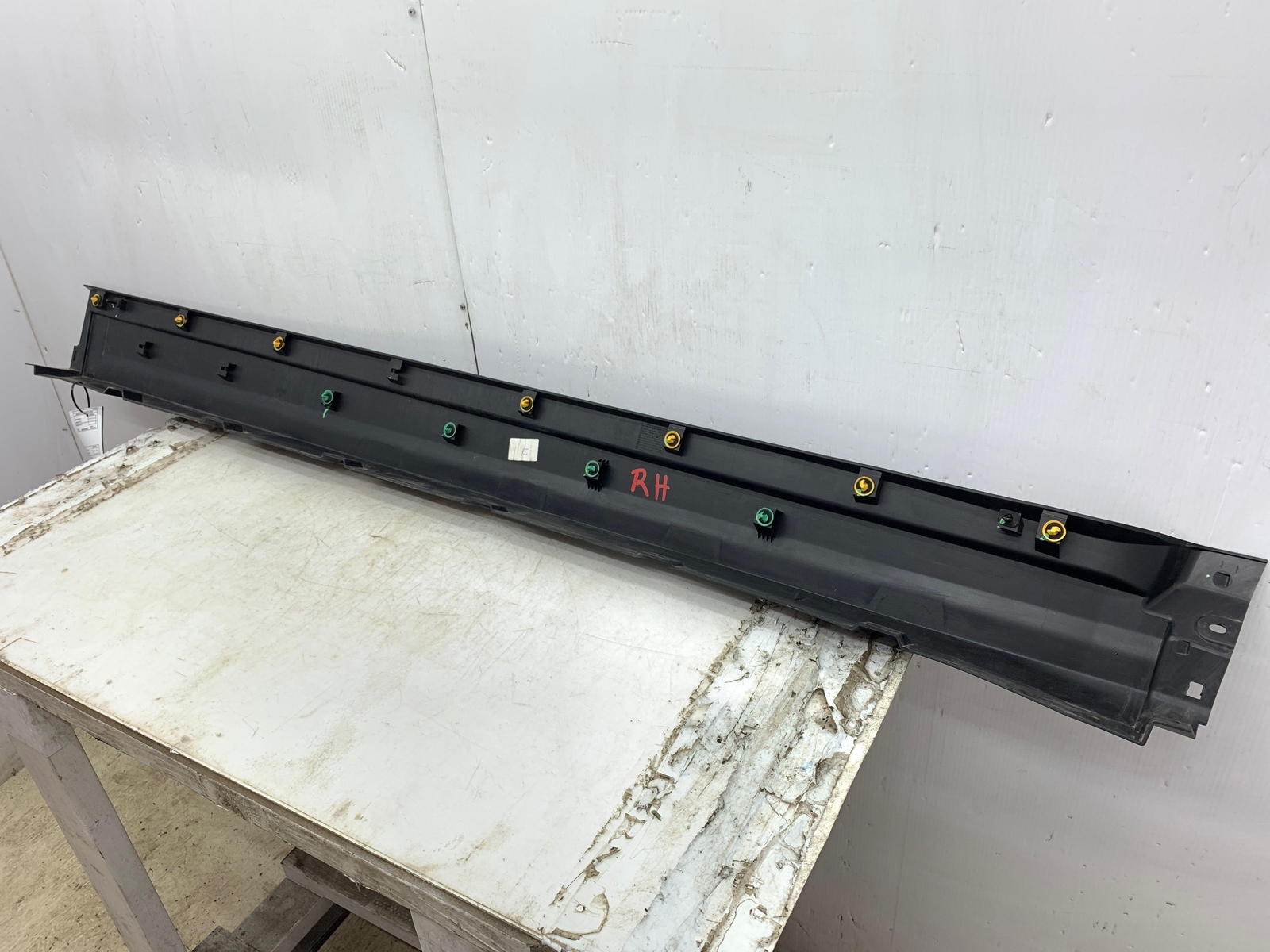 2017-2020 MASERATI LEVANTE M161 RH RIGHT ROCKER PANEL COVER MOULDING 670040336