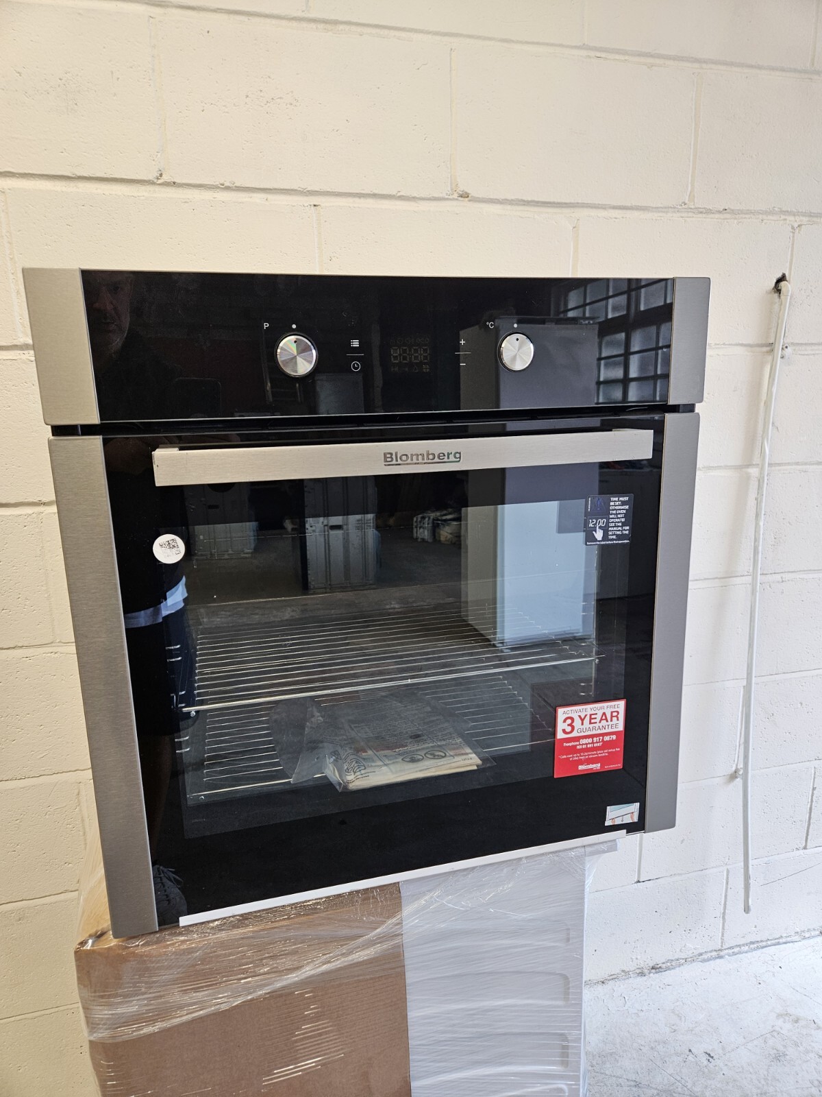 New Graded New Graded Blomberg OEN9302X BuiltIn Electric Single Oven