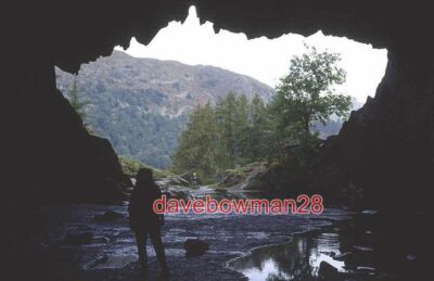 FOTO RYDAL HÖHLE BLICK AUS DEM INNEREN DIESES STILLGELEGTEN STEINBRUCHS, UM NARBE AUF DER GEGENÜBERSEITE ZU SCHNAPPEN