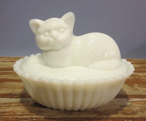 Vintage Westmoreland  Milk Glass Cat On Nest/Basket Candy Or Trinket Dish