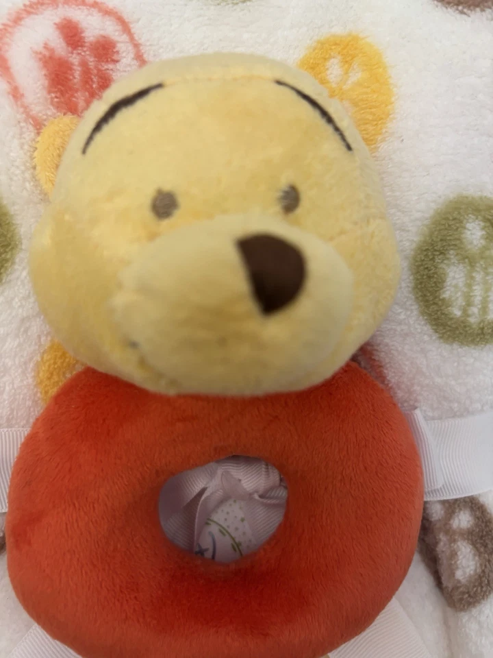 NUEVO CON ETIQUETAS Manta de bebé de lana suave Disney con sonajero de felpa Pooh 40x30” conjunto de regalo para bebé Foto 3 de 4